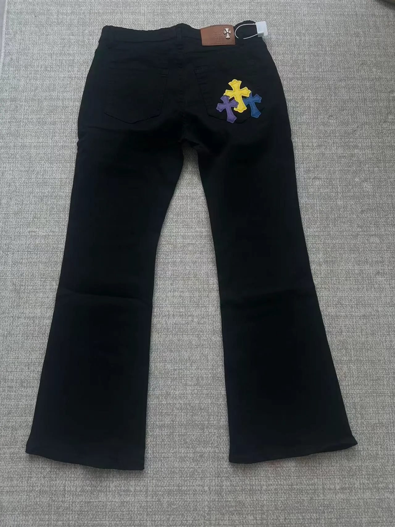 P176 Style No. Cc929 Chrome hearts high street patch jeans Chrome hearts vibe style versatile jeans are the most popular high street style at the moment. Made of beaded canvas fabric, heavy washing makes the upper body of the fabric more textured and the pants are tall and straight! The three-dimensional cutting of the whole trousers is a masterpiece! The beaded canvas fabric is thick and soft after washing. It has good breathability. Customized small leather label. Unique design. The details are in place, simple and elegant, and the workmanship is exquisite. The entire trousers are neatly routed and the details are in place! It’s so cool. It’s a genderless trend that both men and women can easily control. Color: Picture color. Sizes M-XXL
